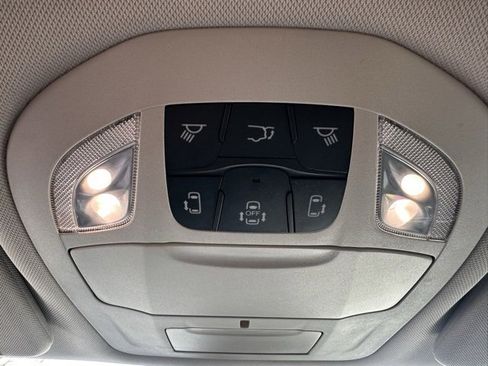 Used 2024 Chrysler Pacifica Touring-L image 26