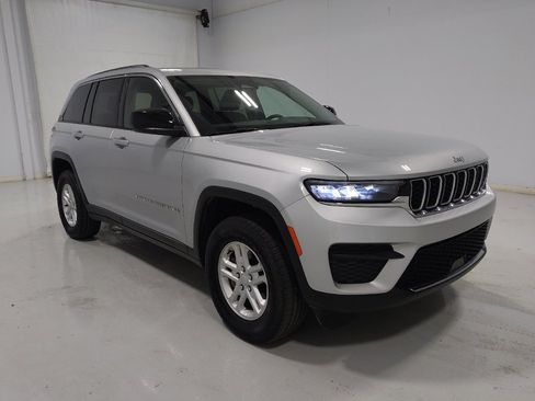 Used 2023 Jeep Grand Cherokee Laredo w/ Luxury Tech Group I AWD/4WD image 13