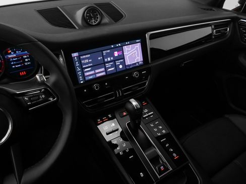 Used 2025 Porsche Macan image 32