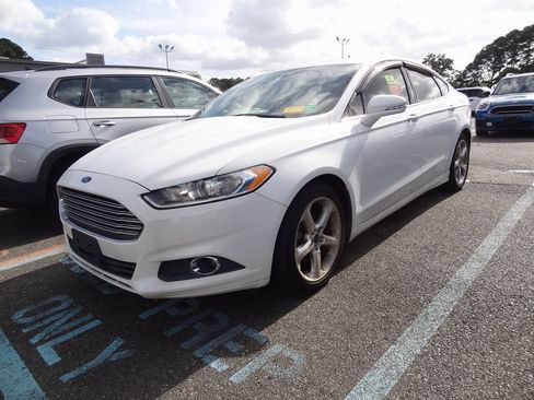 Used 2015 Ford Fusion SE w/ Equipment Group 201A image 3