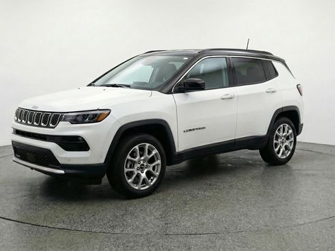 Used 2025 Jeep Compass Limited image 3