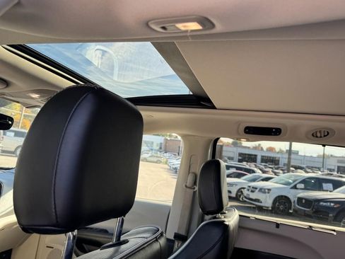 Used 2022 Chrysler Pacifica Limited image 12