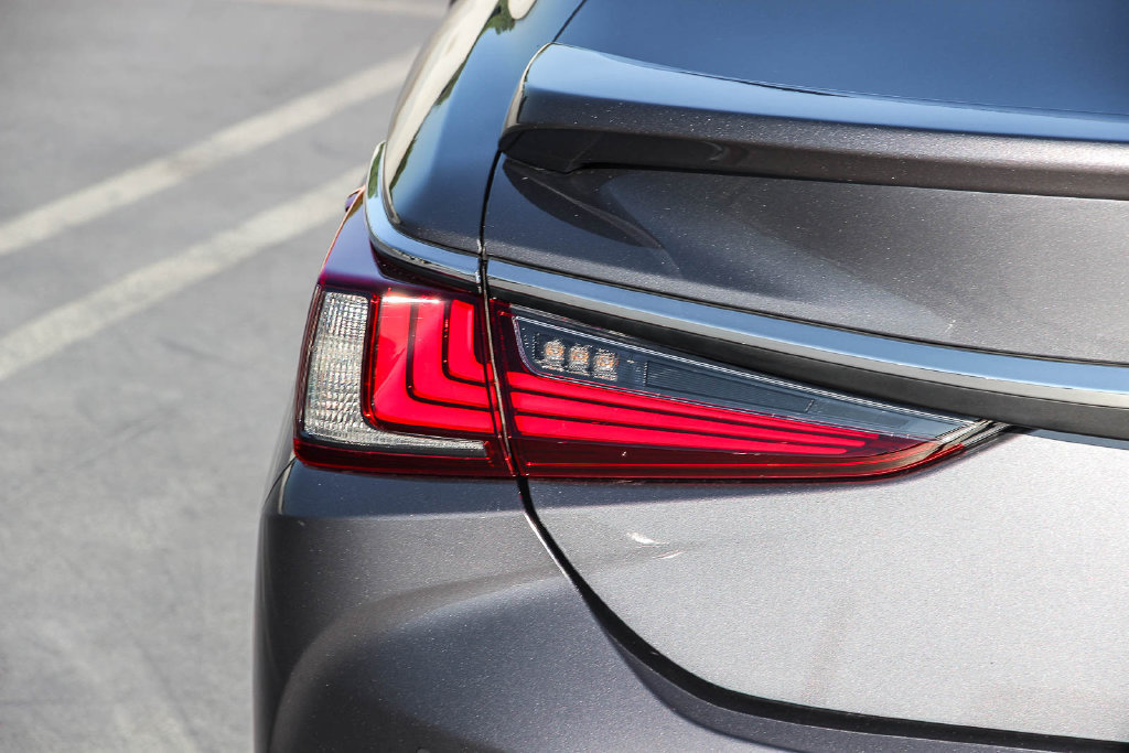 Used 2020 Lexus ES 300h w/ Accessory Package FWD image 7