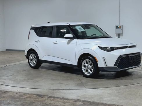 Used 2024 Kia Soul LX w/ Option Group 015 FWD image 2