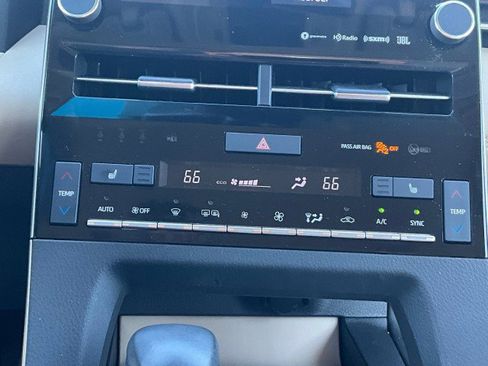 Used 2020 Toyota Avalon XLE w/ Moonroof Package image 24