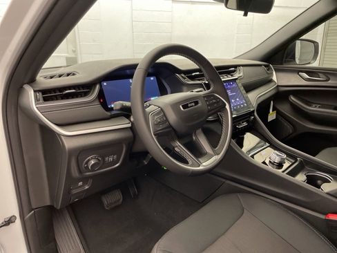 New 2025 Jeep Grand Cherokee Laredo image 13