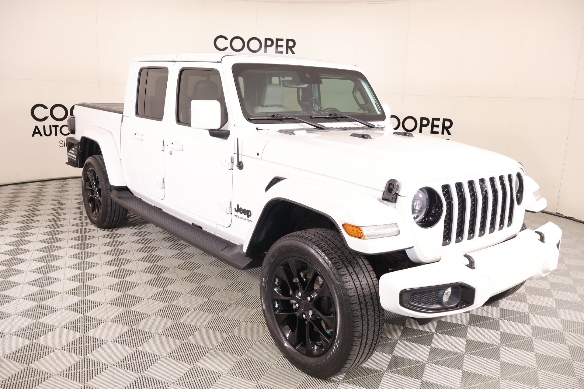 Used 2023 Jeep Gladiator Overland AWD/4WD image 1