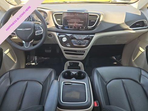 Certified 2023 Chrysler Pacifica Touring-L FWD image 9