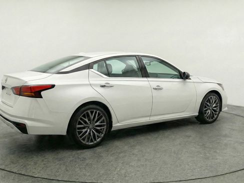 Used 2025 Nissan Altima 2.5 SV image 9