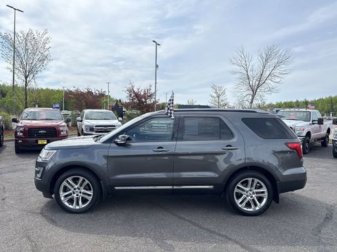Used 2017 Ford Explorer XLT w/ Equipment Group 202A AWD/4WD image 9