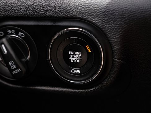 Used 2019 Maserati Levante Base image 21