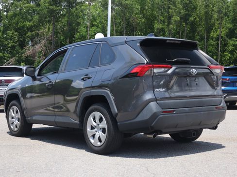 Used 2022 Toyota RAV4 LE FWD image 3