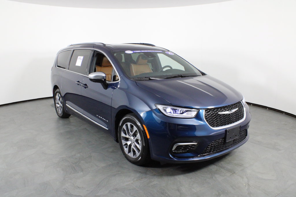 Used 2025 Chrysler Pacifica Pinnacle FWD image 4