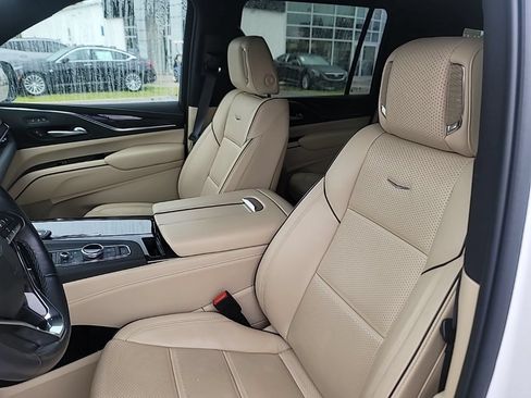 Used 2022 Cadillac Escalade ESV Premium Luxury AWD/4WD image 8