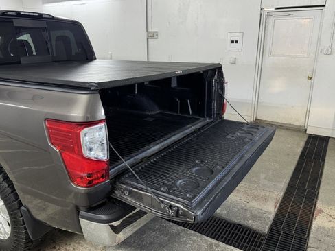 Used 2017 Nissan Titan SV image 47