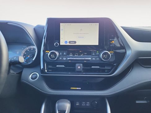 Used 2025 Toyota Highlander XLE image 14