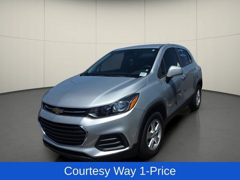 Used 2022 Chevrolet Trax LS w/ Tint and Cruise Package AWD/4WD image 4