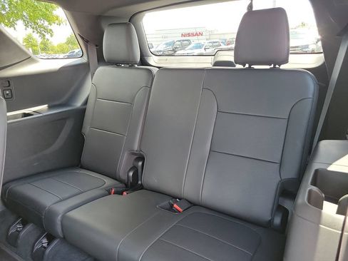 Used 2023 Chevrolet Traverse High Country w/ LPO, 'HIT The Road' Package FWD image 9