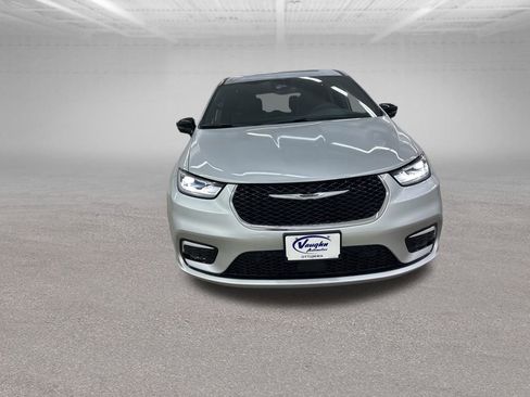 New 2026 Chrysler Pacifica Limited image 3