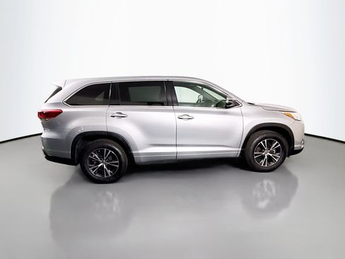Used 2017 Toyota Highlander LE w/ Carpet Mat Package FWD image 11