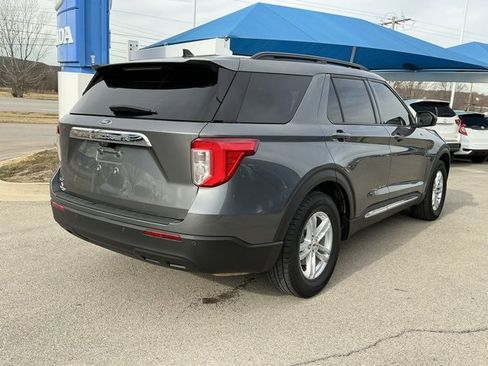 Used 2023 Ford Explorer XLT image 3