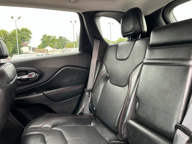 Used 2019 Jeep Cherokee Trailhawk AWD/4WD image 20