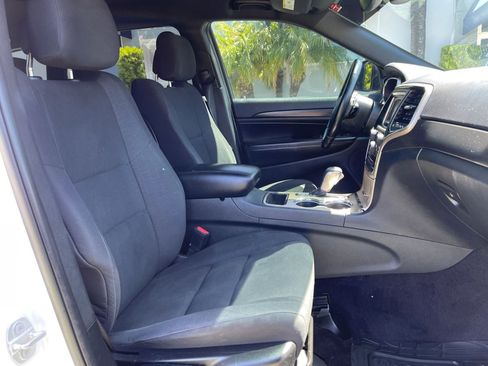 Used 2017 Jeep Grand Cherokee Laredo RWD image 22