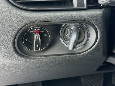 Certified 2025 Porsche Macan image 15