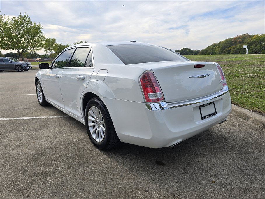 Used 2014 Chrysler 300 w/ Driver Convenience Group RWD image 4