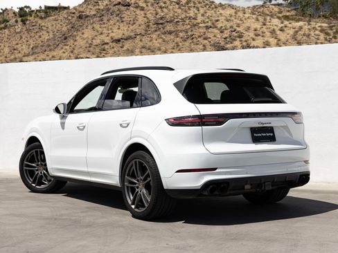 Certified 2023 Porsche Cayenne Platinum Edition AWD/4WD image 3