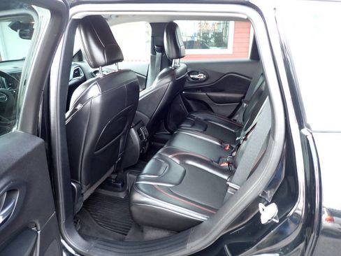 Used 2021 Jeep Cherokee Trailhawk AWD/4WD image 8