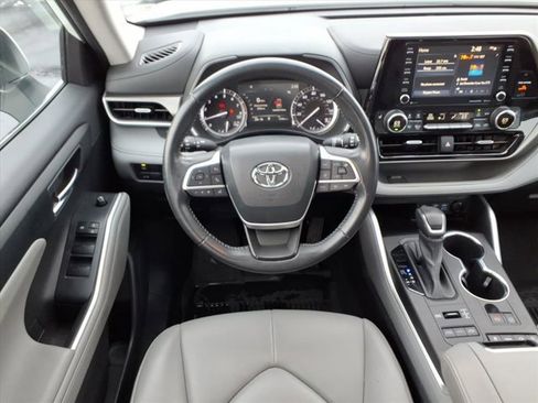 Used 2022 Toyota Highlander XLE image 7