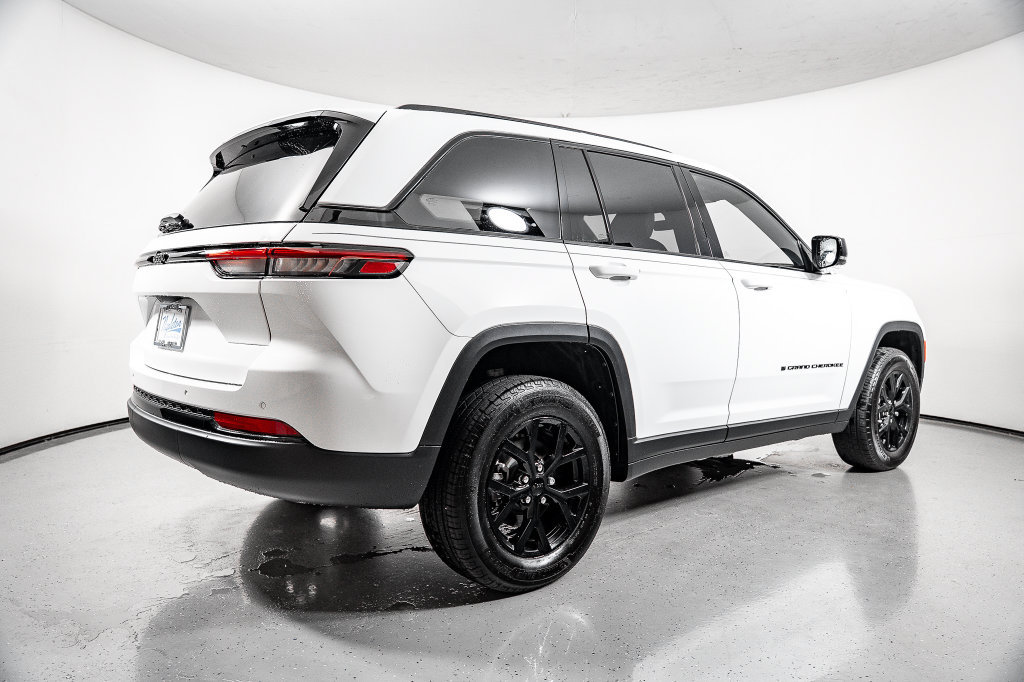 Used 2025 Jeep Grand Cherokee Altitude w/ Trailer Tow Package RWD image 9