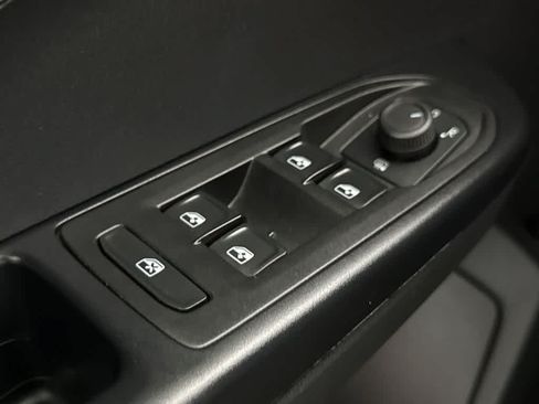 Certified 2023 Volkswagen Taos SE FWD image 17