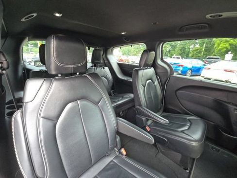 Used 2022 Chrysler Pacifica Touring-L w/ S Appearance Package FWD image 15