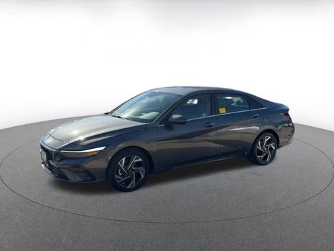 Used 2025 Hyundai Elantra Limited image 8