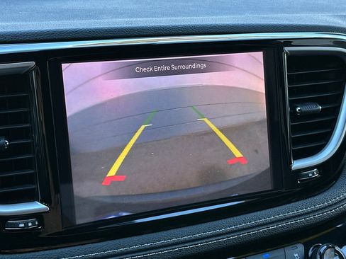 Used 2022 Chrysler Pacifica Touring-L w/ S Appearance Package image 19