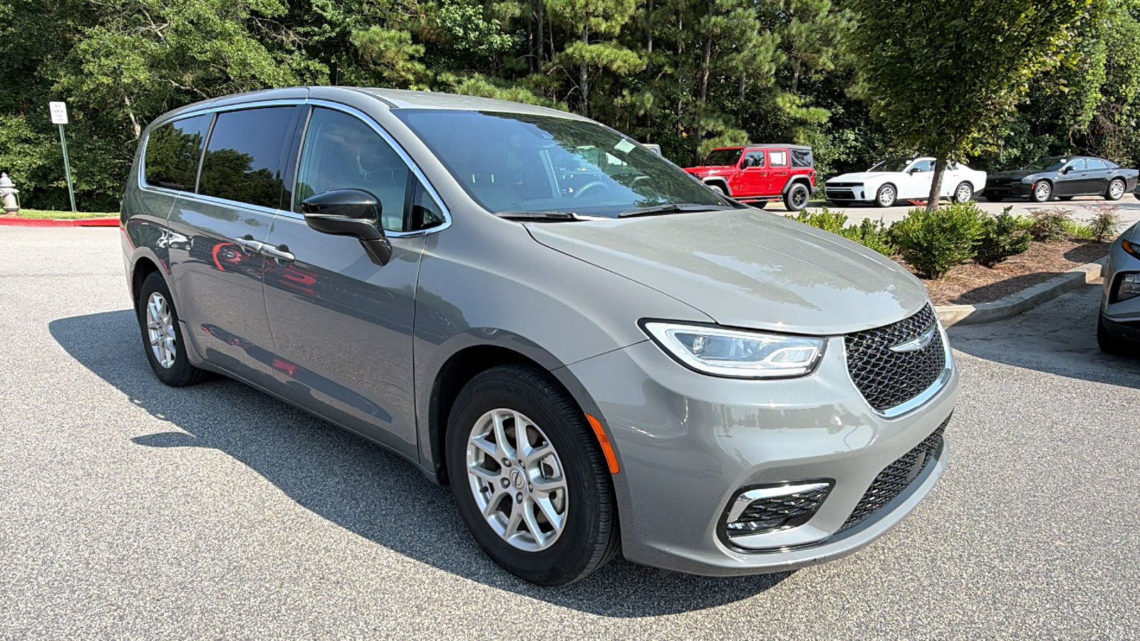 Used 2025 Chrysler Pacifica Select FWD image 5