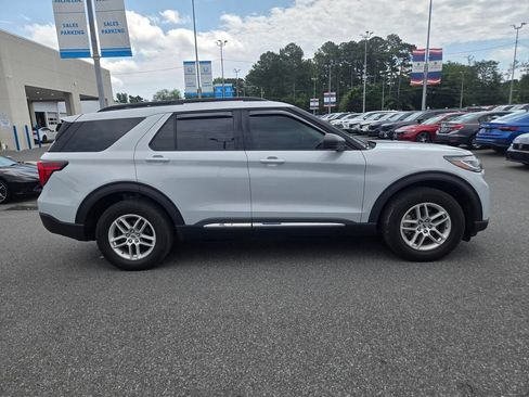 Used 2025 Ford Explorer Active AWD/4WD image 4