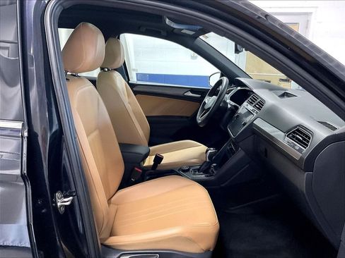 Certified 2023 Volkswagen Tiguan SE w/ Panoramic Sunroof Package AWD/4WD image 11