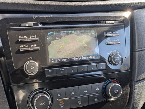 Used 2017 Nissan Rogue S image 19