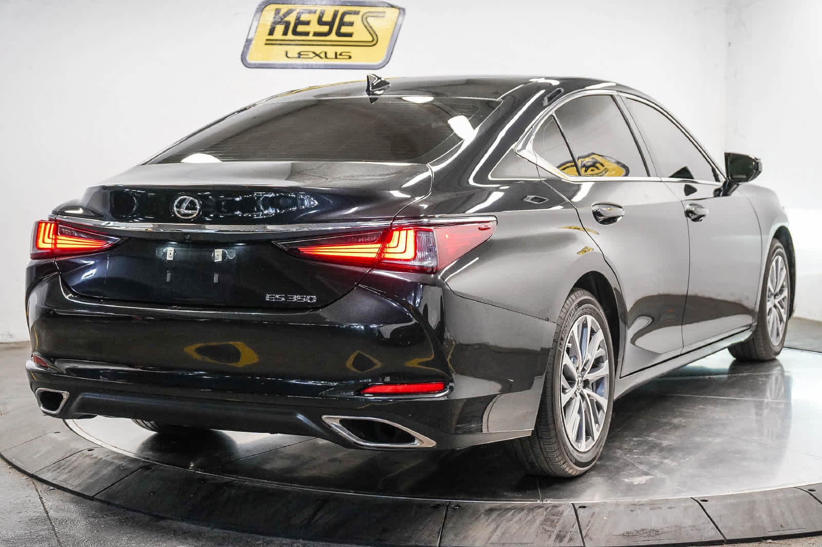 Used 2024 Lexus ES 350 w/ Accessory Package (Z2) FWD image 4