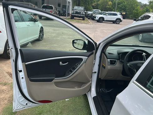 Used 2014 Hyundai Elantra GT FWD image 13