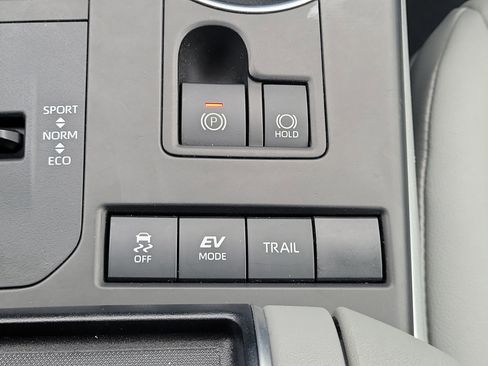 Used 2020 Toyota Highlander XLE image 29