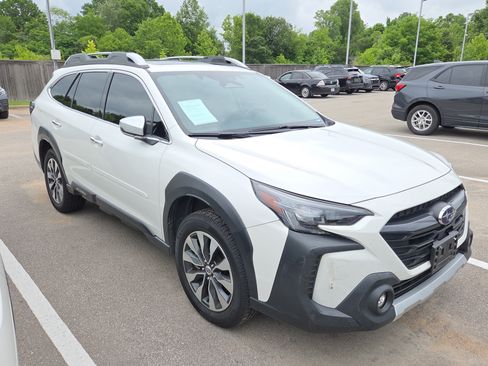 Used 2023 Subaru Outback Touring AWD/4WD image 2