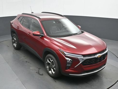 Used 2025 Chevrolet Trax LT FWD image 32