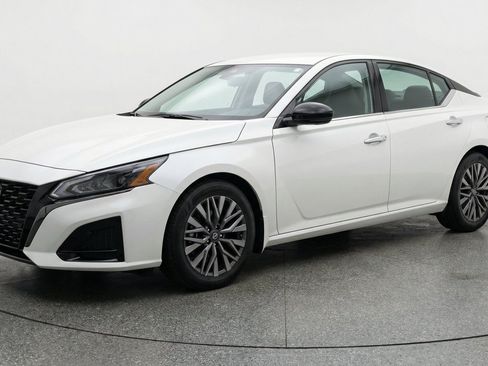 Used 2025 Nissan Altima 2.5 SV FWD image 3