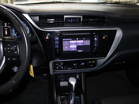 Used 2018 Toyota Corolla SE FWD image 12