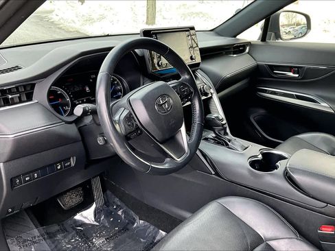 Used 2021 Toyota Venza XLE image 16