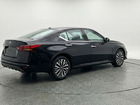 Used 2025 Nissan Altima 2.5 SV FWD image 9